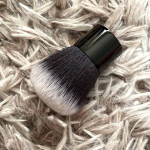 IL MAKIAGE magic moisturizing sun foam brush